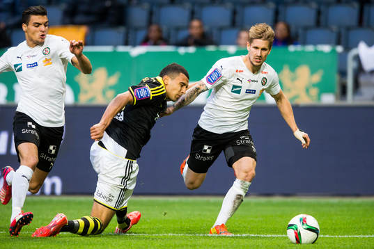 s Nabil Bahoui dras omkull av Örebros Daniel Björnqvist