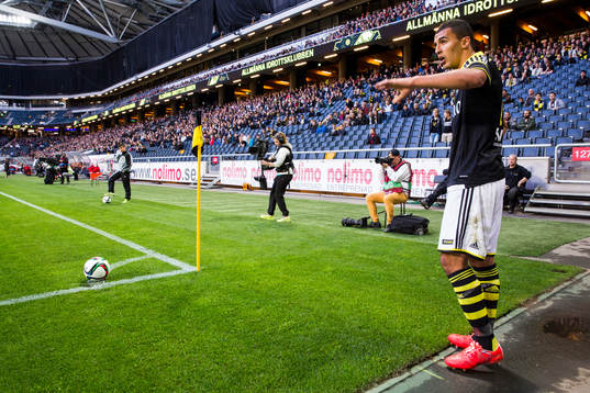 s Nabil Bahoui med en hörna