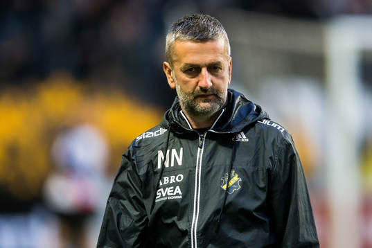 s assisterande tränare Nebojsa Novakovic innan