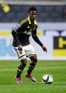 s Ebenezer Ofori med bollen