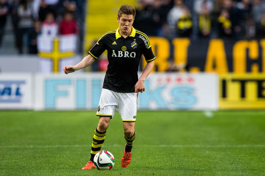 s Haukur Hauksson med bollen