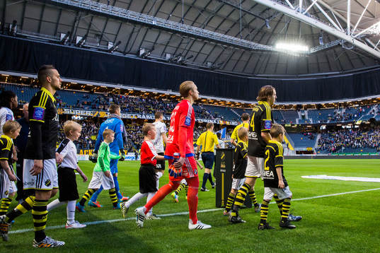 s Panajotis Dimitriadis, målvakt Patrik Carlgren och