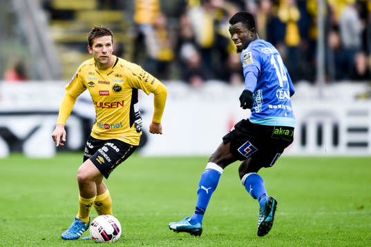 Elfsborgs Anders Svensson tar sig förbi Halmstads Kwame