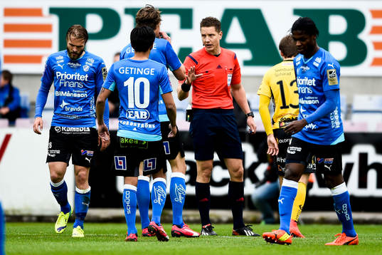 Halmstads spelare irriterade på domare Martin