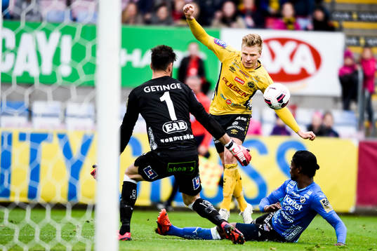 Elfsborgs Per Frick mot Halmstads målvakt Stojan Lukic och