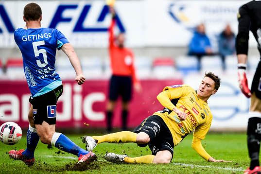 Halmstads Christoffer Andersson rensar framför Elfsborgs