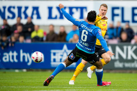 Elfsborgs Viktor Claesson spelar bollen förbi Halmstads