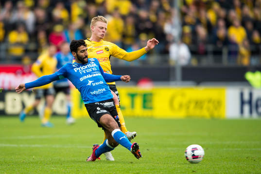 Halmstads Mohammed Ali Khan bryter bollen framför