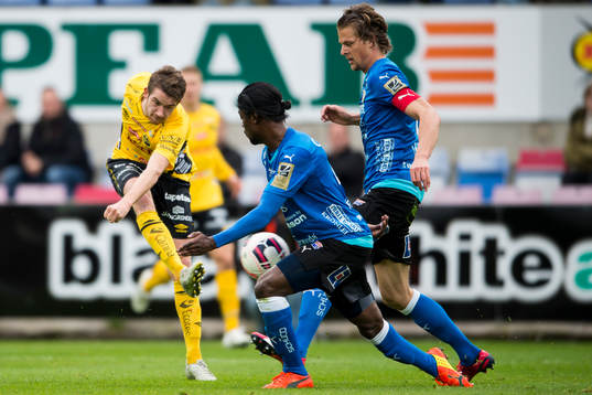 Elfsborgs Marcus Rohdén skjuter och Halmstads Joseph Baffo