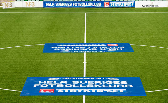 Svenska Spel har vepor på planen innan fotbollsmatchen i