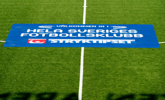 Svenska Spel har vepor på planen innan fotbollsmatchen i