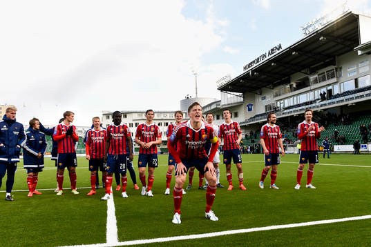 Djurgårdens spelare med Emil Bergström (m) jublar