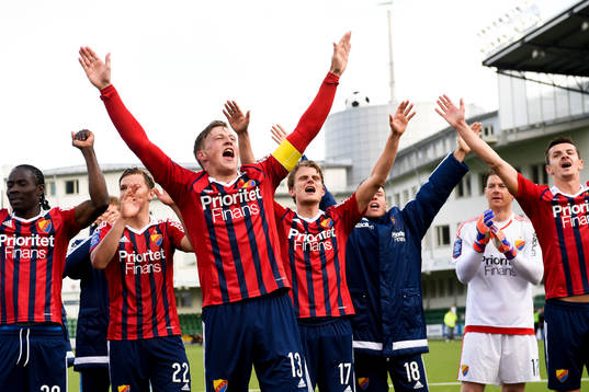 Djurgårdens spelare med Emil Bergström (m) jublar