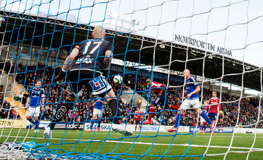 Djurgårdens Nyasha Mushekwi gör 0-2 bakom Sundsvalls