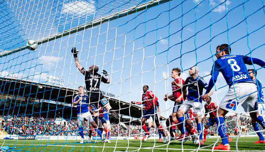 Djurgårdens Omar Colley nickar in 0-1 och Sundsvalls