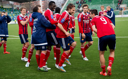 Djurgårdens Kevin Walker får ett tjuvnyp av Haris