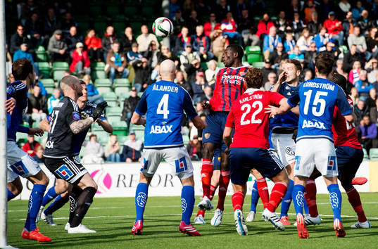 Djurgårdens Omar Colley nickar in 0-1