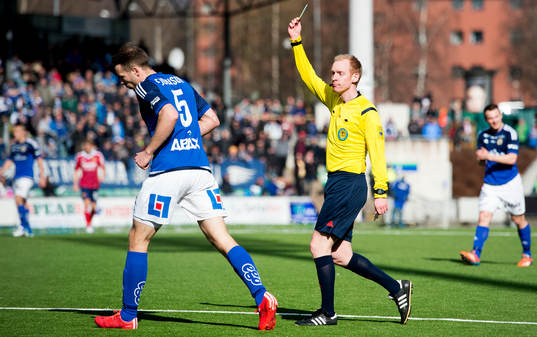 Domare Per Melin ger gult kort till Sundsvalls Jon Gudni