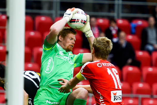 Häckens målvakt Christoffer Källqvist plockar bollen