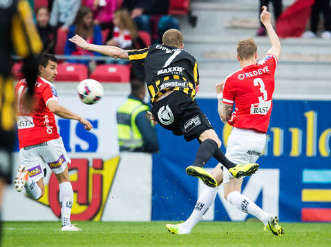 Häckens Simon Gustafson  och Kalmars  Marcus Nilsson
