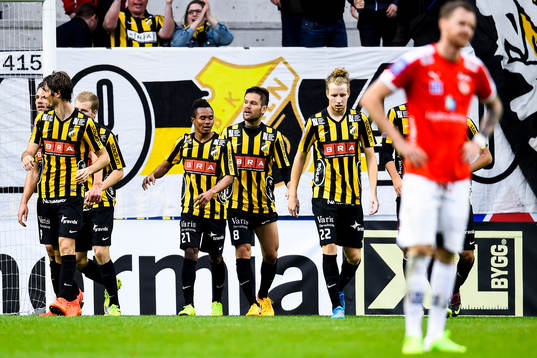 Häckens spelare jublar