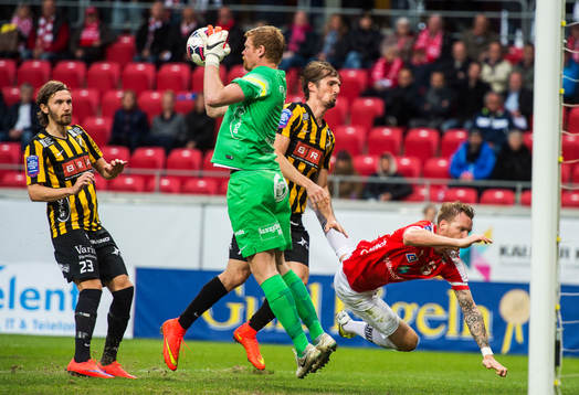 Häckens målvakt Christoffer Källqvist och Kalmars Marcus