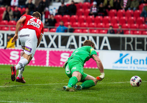 Kalmars Pär Eriksson och Häckens målvakt Christoffer