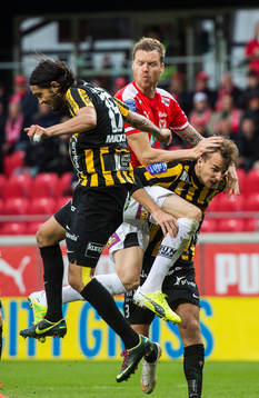 Kalmars Marcus Nilsson och Häckens Leonard Zuta  och