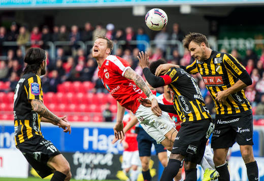 Häckens Leonard Zuta (v) och Kalmars Marcus Nilsson samt