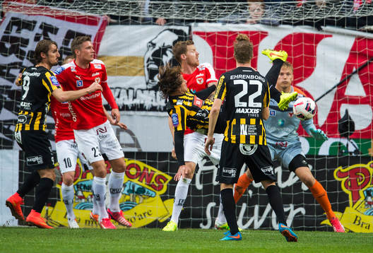 Häckens Diego Lugano och Kalmars Marcus Nilsson i kamp om