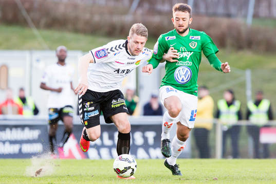 Gais spelare mot Jönköpings Södras Robert Gojani
