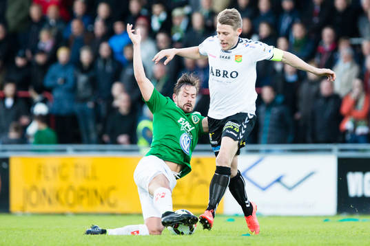 Jönköpings Södras Fredric Fendrich i duel med Gais