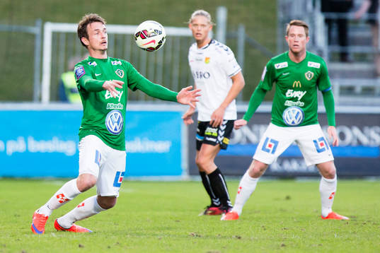 Jönköpings Södras Daryl Smylie tar ned bollen, Gais Emil