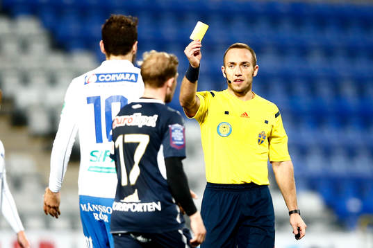 Norrköpings Emir Kujovic får gult kort av domaren Kaspar