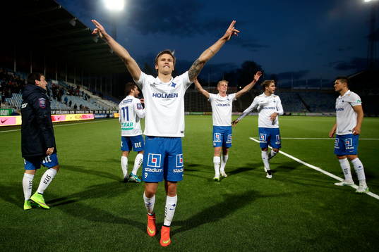 Norrköpings Arnór Ingvi Traustason jublar och tackar