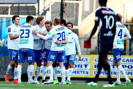 Norrköpings Christoffer Nyman jublar med sina medspelare