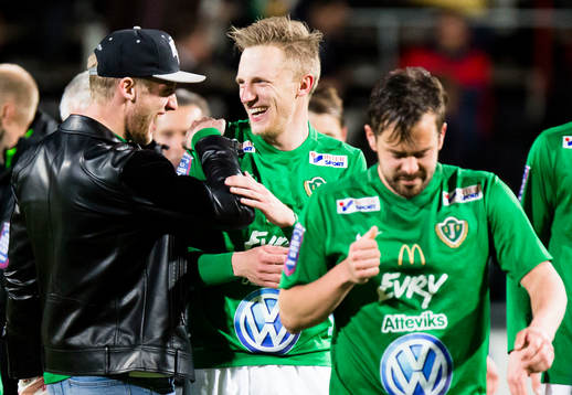 Skadade Jönköpings Södras Jesper Svensson jublar med