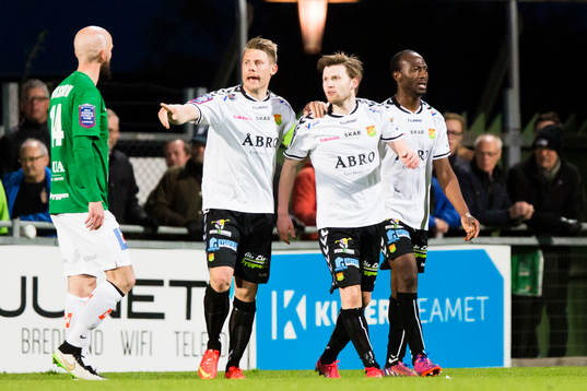 Gais Patrik Ingelsten och Reuben Ayarna (h) leder ut Johan