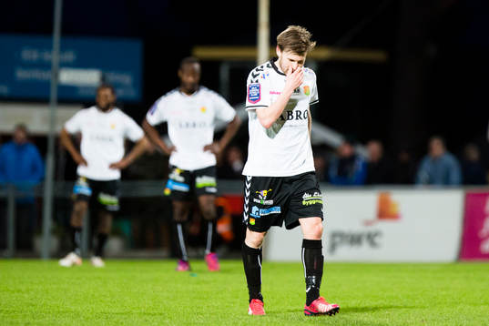 Gais Johan Lundgren ser deppig ut när han lämnar planen