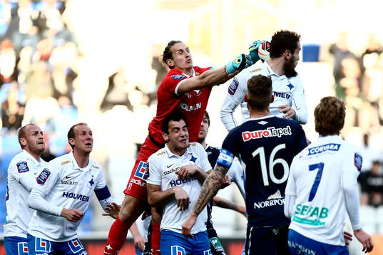 Norrköpings målvakt David Mitov Nilsson gör en räddning