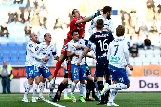 Norrköpings målvakt David Mitov Nilsson gör en räddning