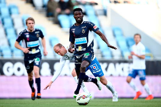 Gefles Dioh Williams framför Norrköpings Andreas Johansson