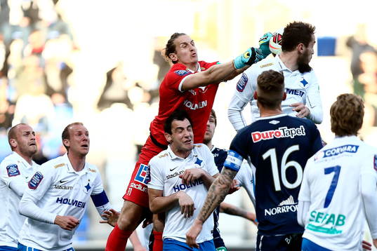 Norrköpings målvakt David Mitov Nilsson gör en räddning