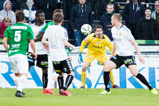 Gais målvakt Tommi Vaiho med fokus på bollen