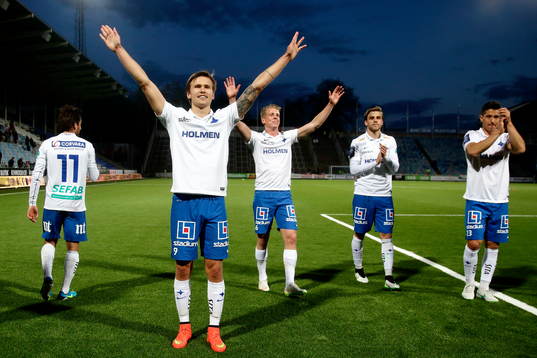 Norrköpings Arnór Ingvi Traustason jublar och tackar