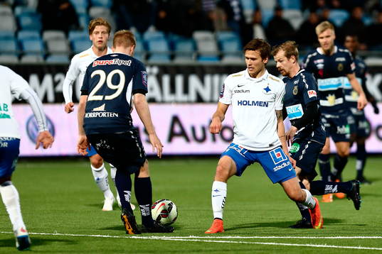 Norrköpings Arnór Ingvi Traustason stoppas av Gefles