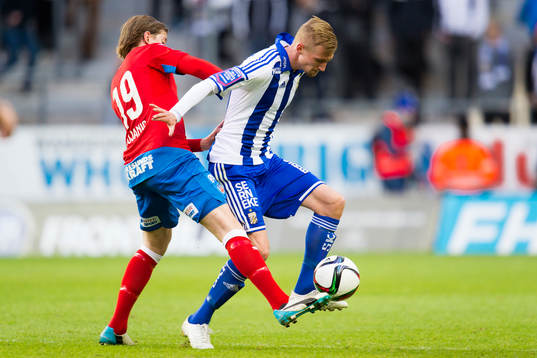 IFK Göteborgs Sebastian Eriksson går förbi Helsingborgs