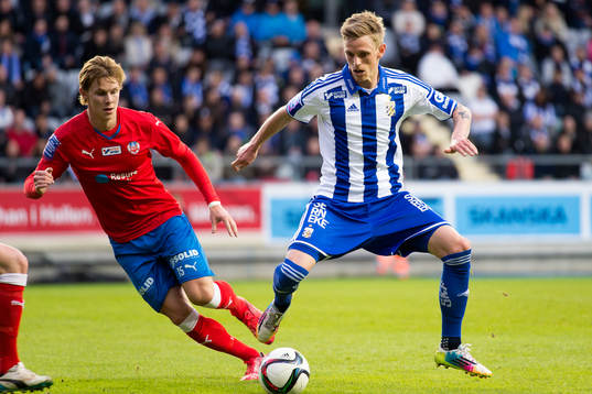 IFK Göteborgs Sören Rieks håller undan för Helsingborgs