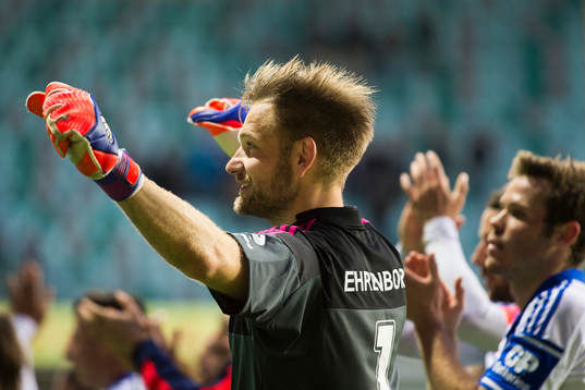 IFK Göteborgs målvakt John Alvbåge tackar publiken