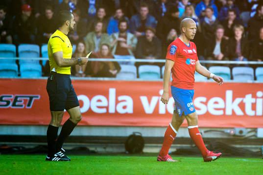 Domaren ger Helsingborgs Mattias Lindström gult kort